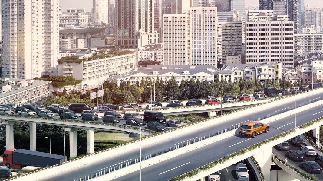 Ein orangener Audi fährt über eine Brücke