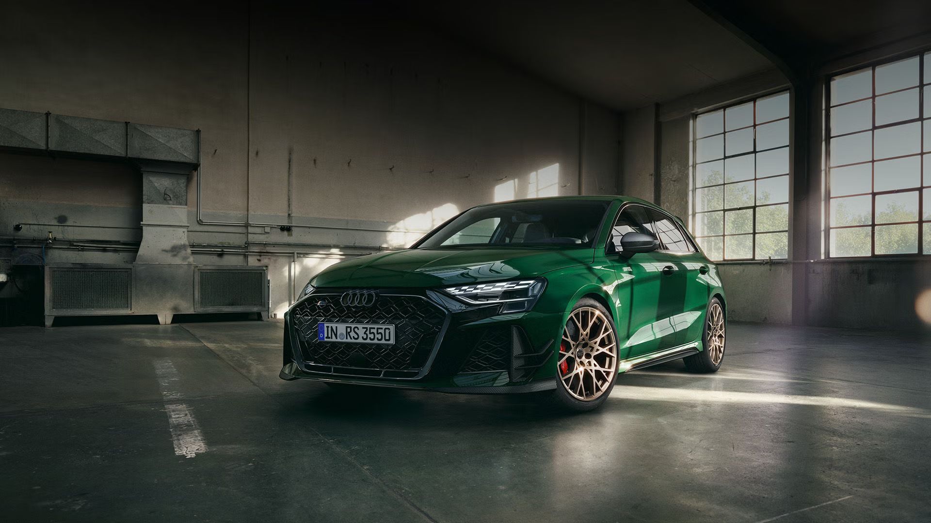 Ein grüner Audi RS 3 Sportback competition limited in einer lichtdurchfluteten Garage.