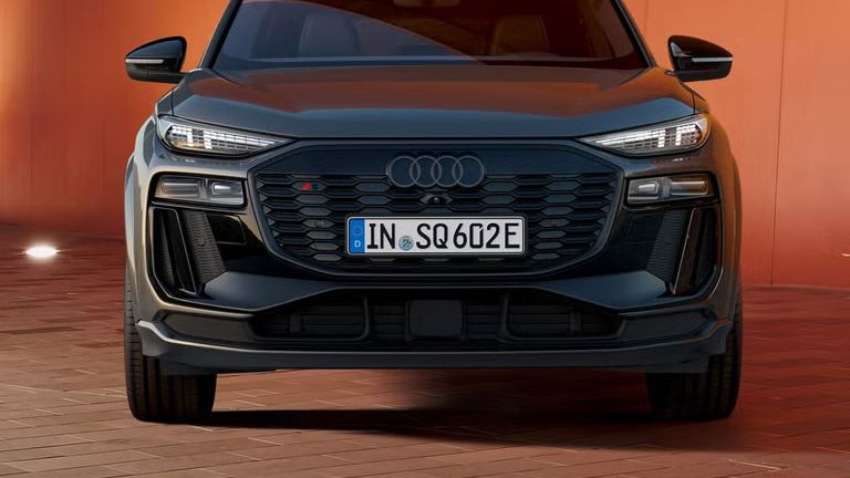 Frontansicht des Audi SQ6 SUV e-tron