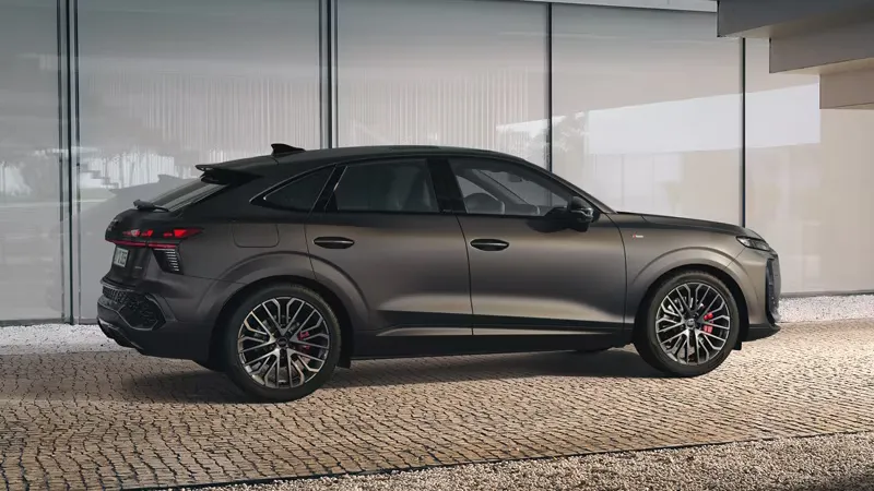 Der Audi Q3 Sportback steht unter einer Treppe. Das Auto ist von der Seite zu erkennen und es zeigt die genauen Details der Außenseite.