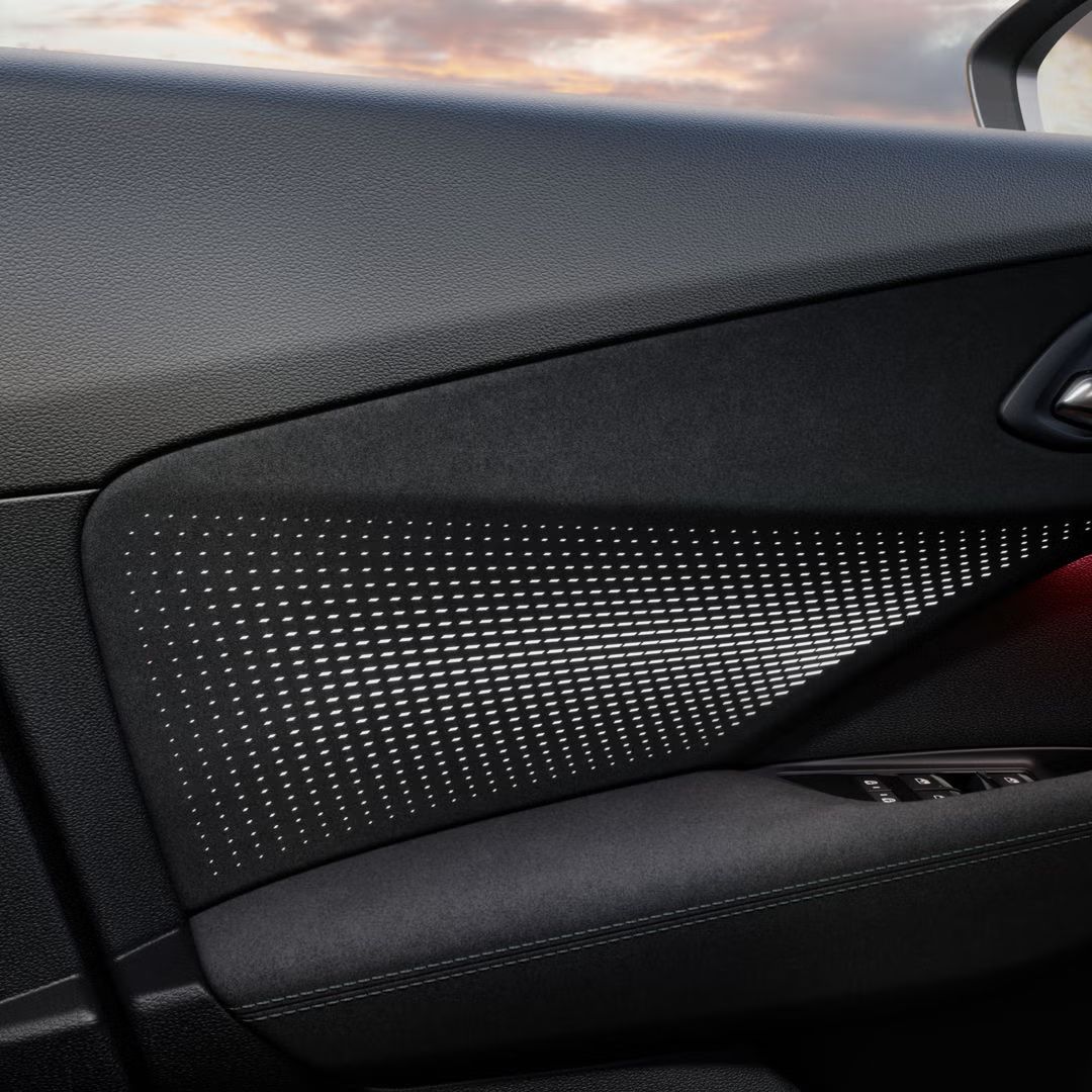 Die Türinnenseite des Audi Q3 SUV mit Ambiente-Lichtpaket in roter Farbe.