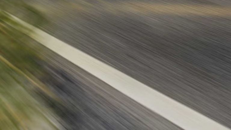 Der S6 Sportback e-tron im schrägen Heckprofil, während er eine kurvige Küstenstraße entlangfährt.