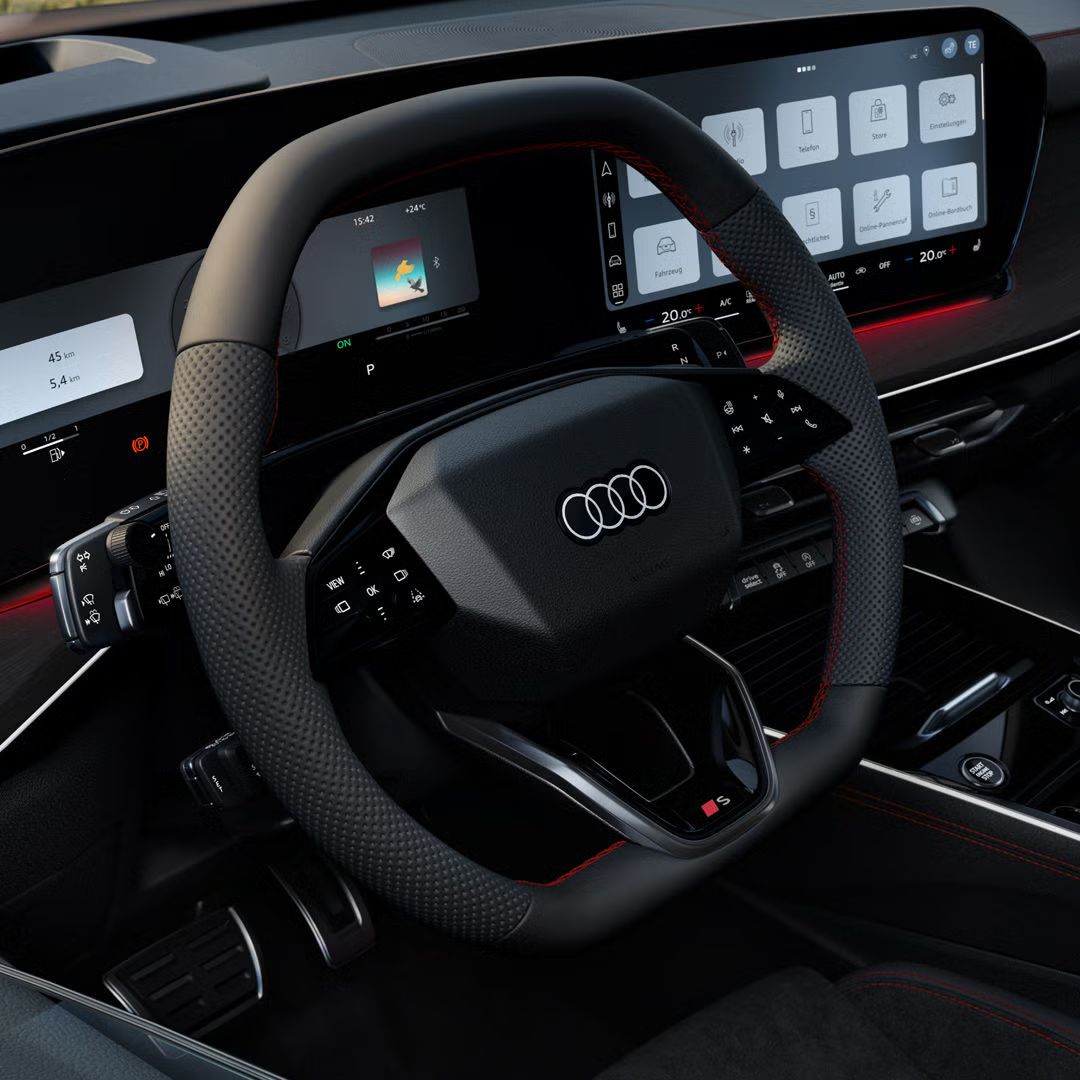 Blick von vorne auf das Lenkrad, Mittelkonsole und digitale Displays im Audi Q3 Sportback