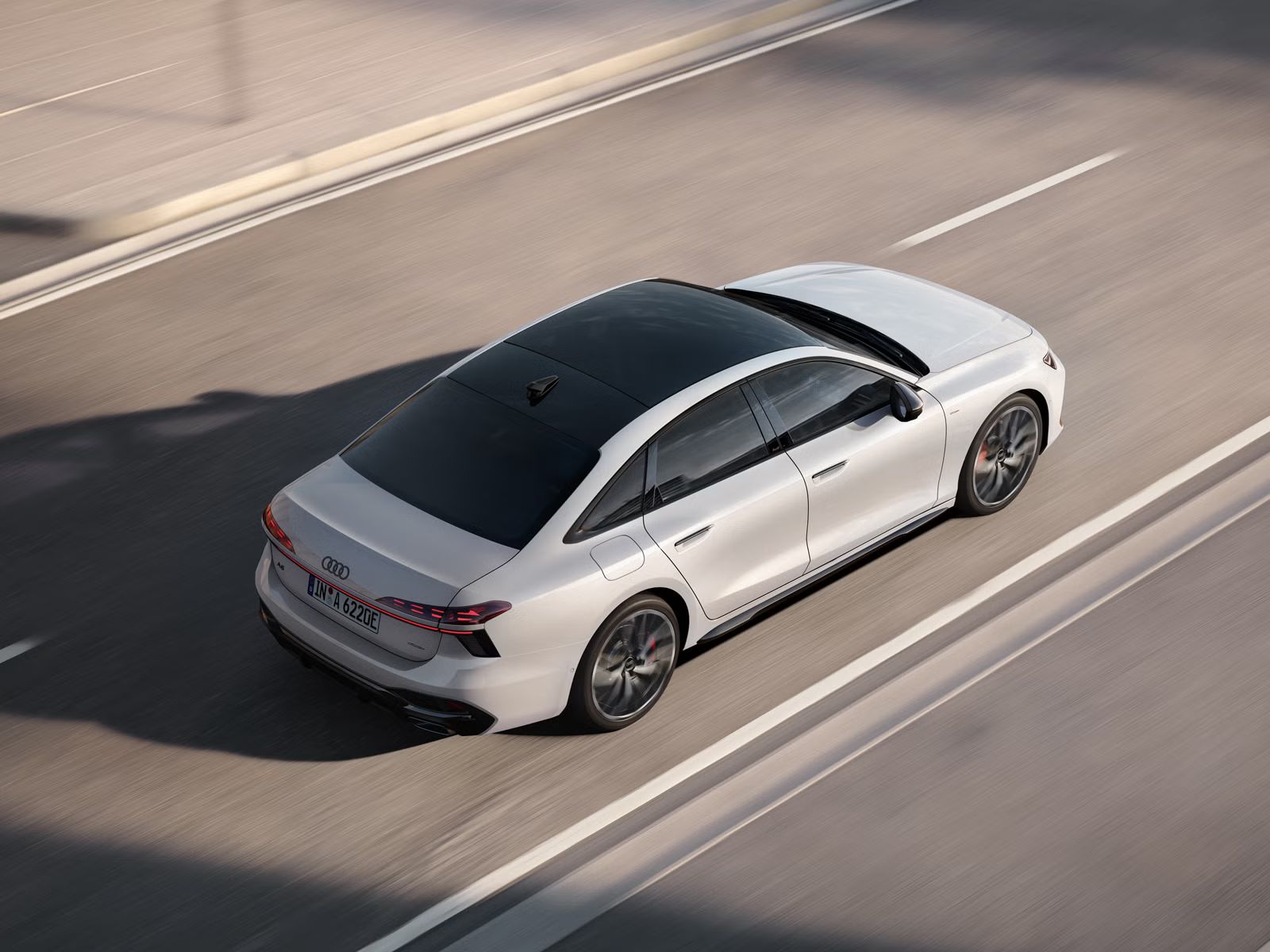 Dynamische Ansicht einer Audi A6 Limousine e-hybrid von oben