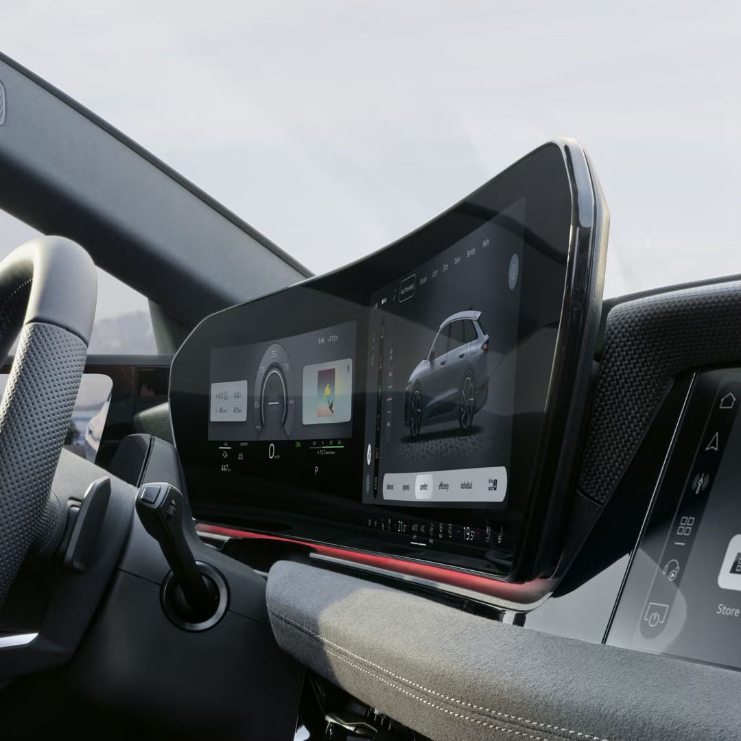 Das OLED-Panoramadisplay aus der Perspektive des Beifahrers. 