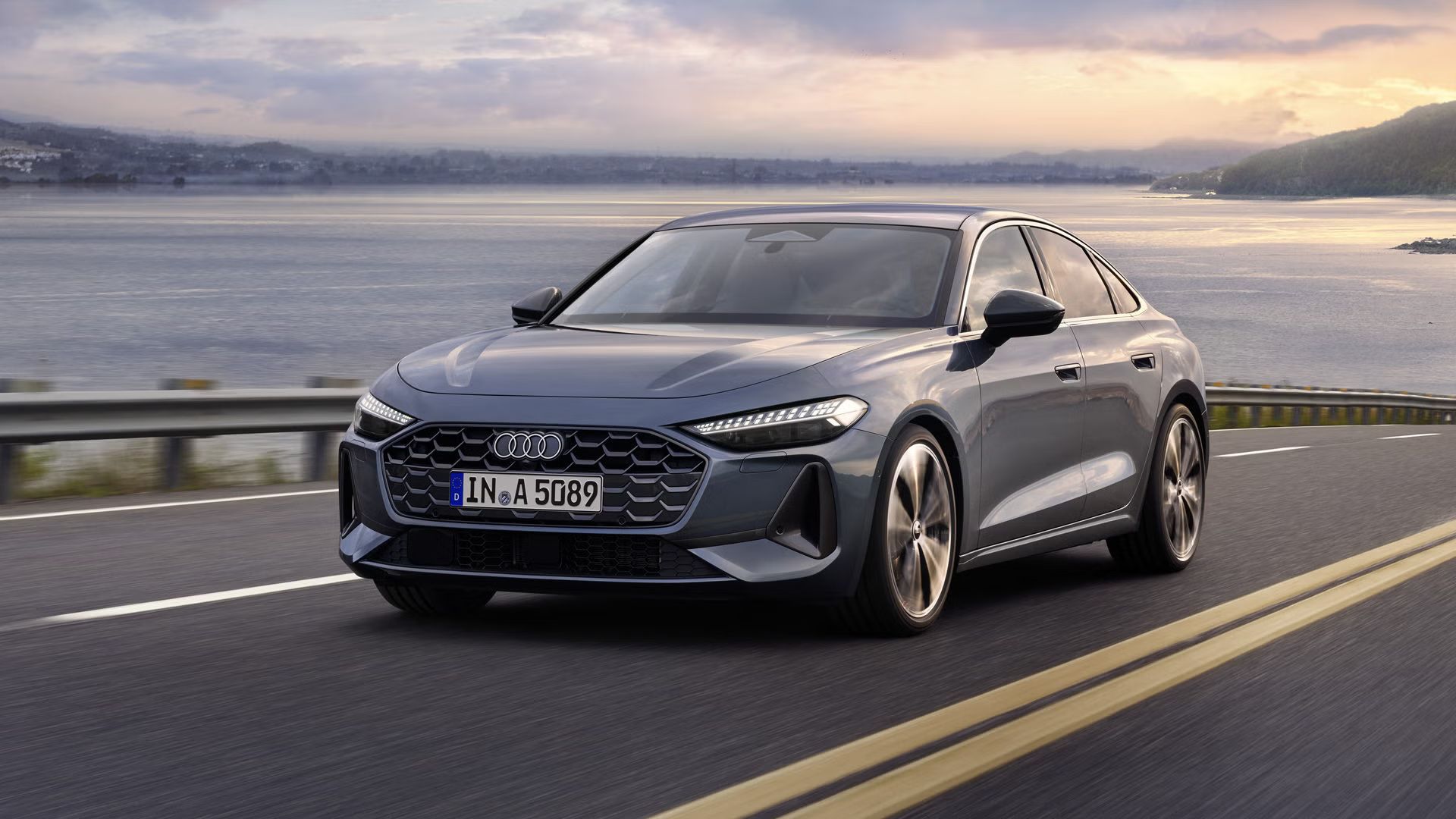 Seitliche Frontansicht einer grauen Audi A5 Limousine