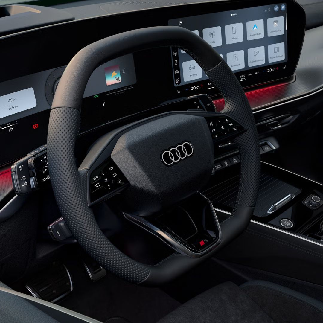 Blick von vorne auf das Lenkrad, Mittelkonsole und digitale Displays im Audi Q3 SUV