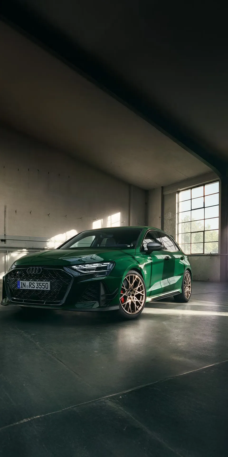 Ein grüner Audi RS 3 Sportback competition limited in einer lichtdurchfluteten Garage.
