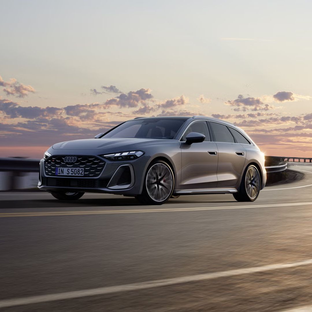 Der S5 Avant im schrägen Frontprofil, während er eine Küstenstraße entlangfährt.