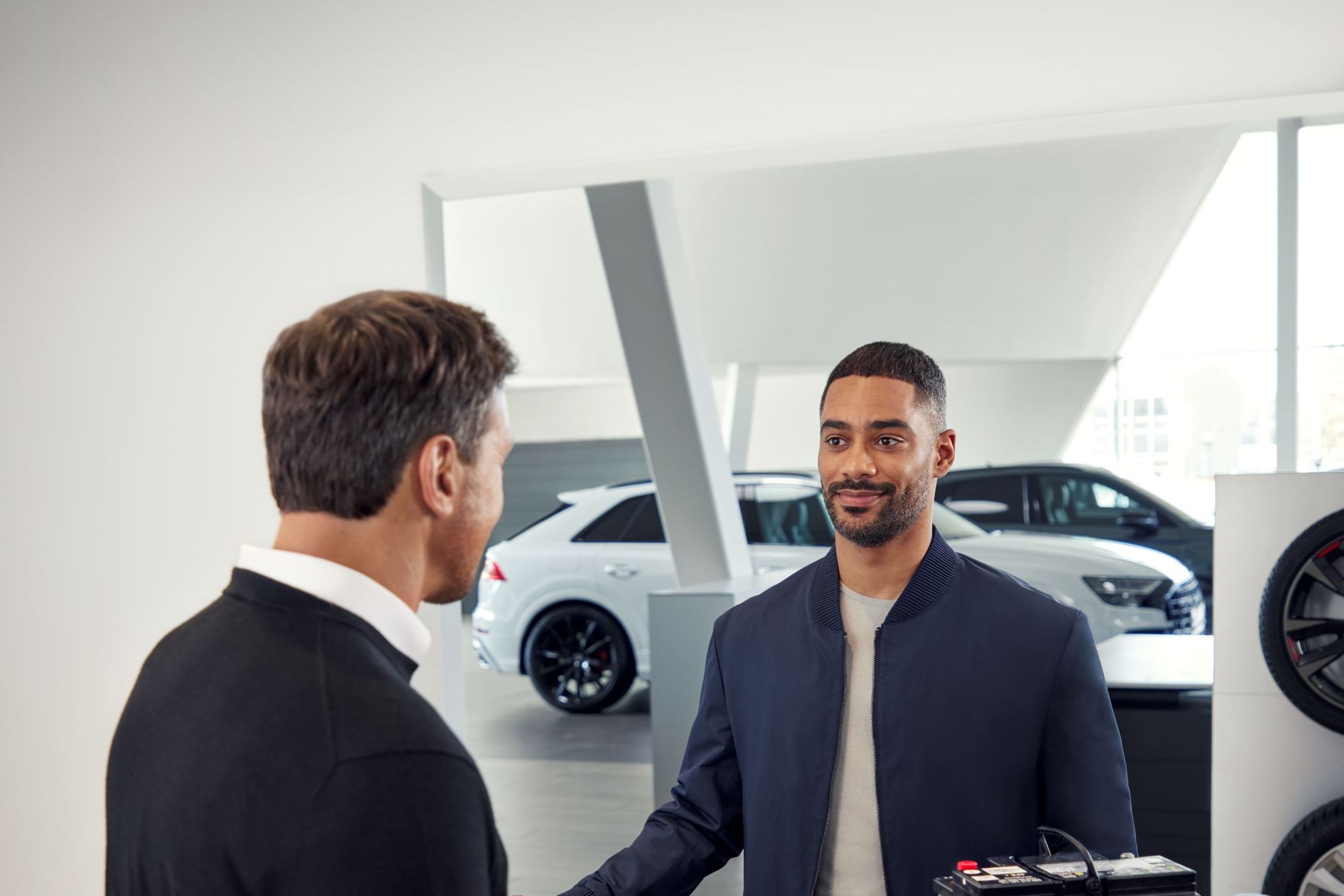 Audi Kunde lässt sich in einem Audi Service-Betrieb zu unterschiedlichen Audi Service Produkten beraten.