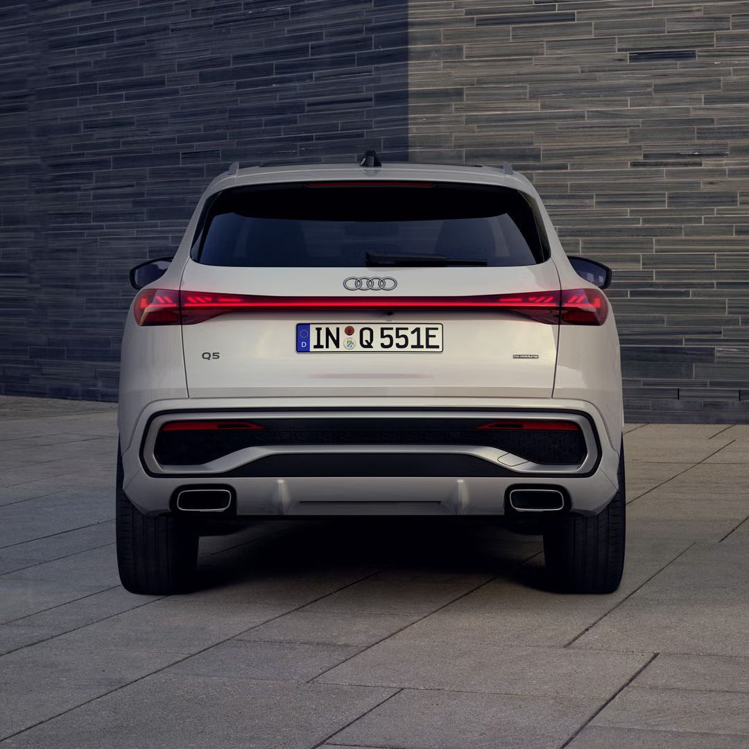 Digitale OLED Technologie mit Schlusslichtsignaturen, dynamischem Blinklicht und Leuchtenband im Audi Q5 SUV e-hybrid