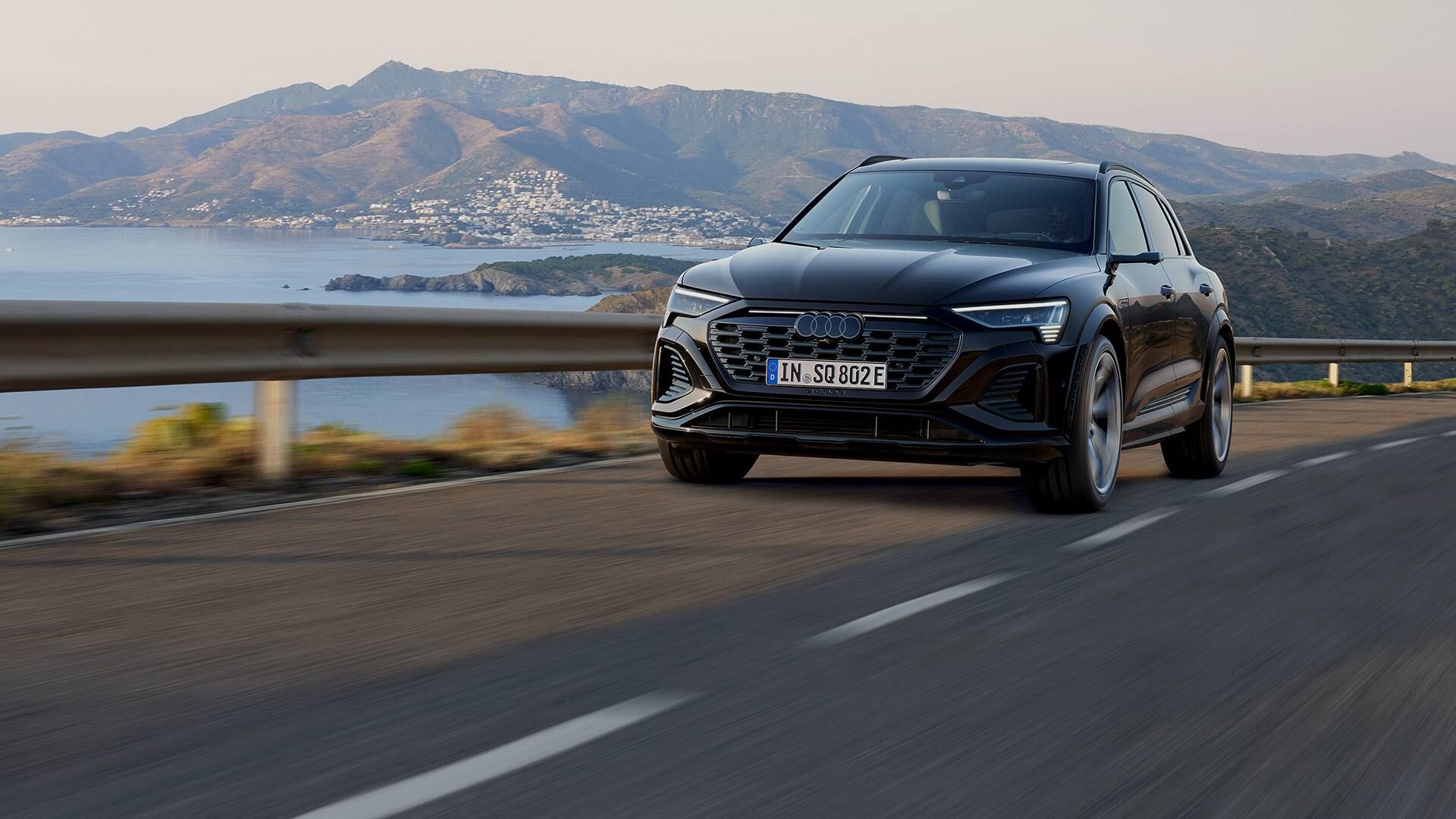 Audi Q8 Sportback e-tron fahrend Vorderansicht