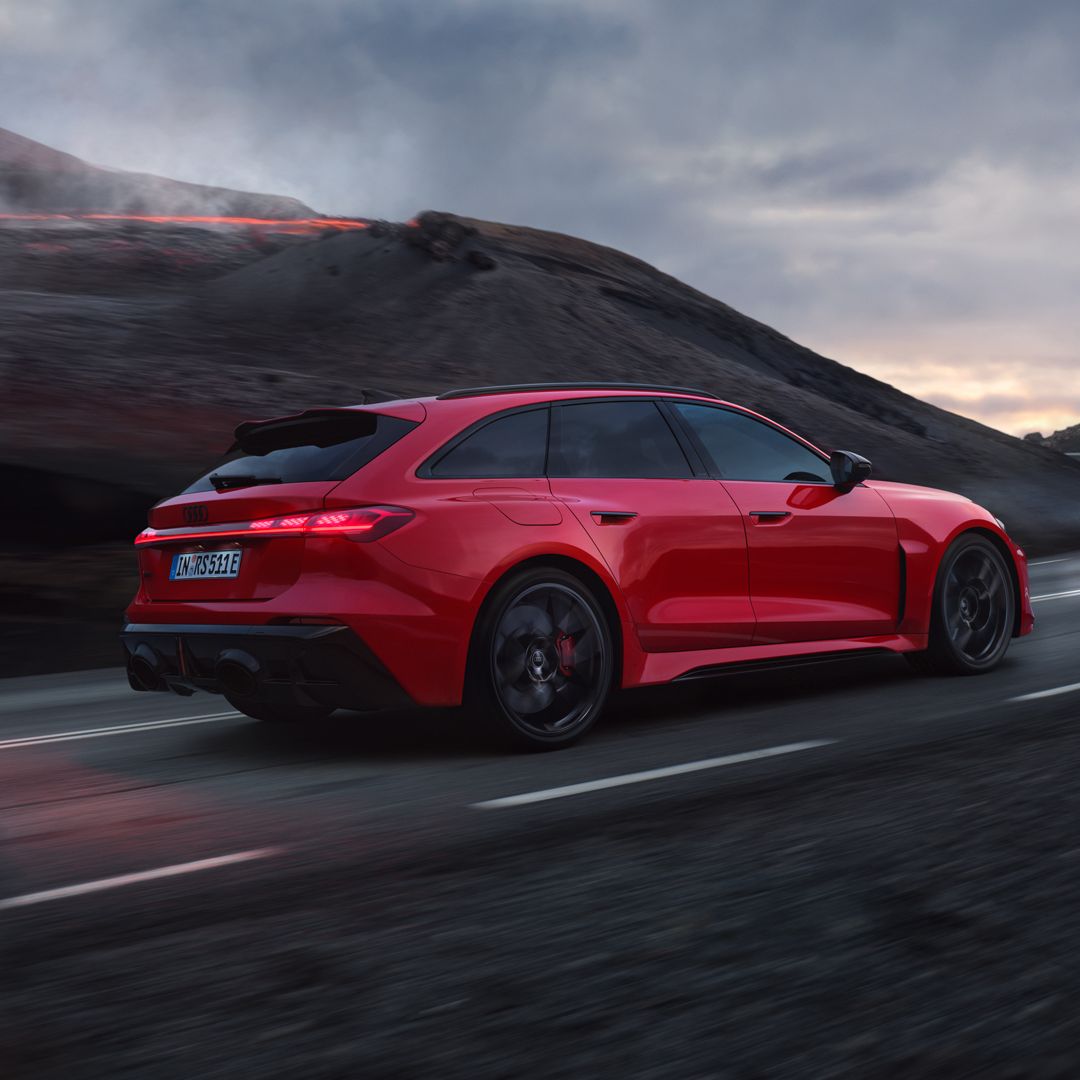 Der RS 5 Avant fährt eine langgezogene Kurve auf einer Gebirgsstraße in vulkanischer Umgebung.