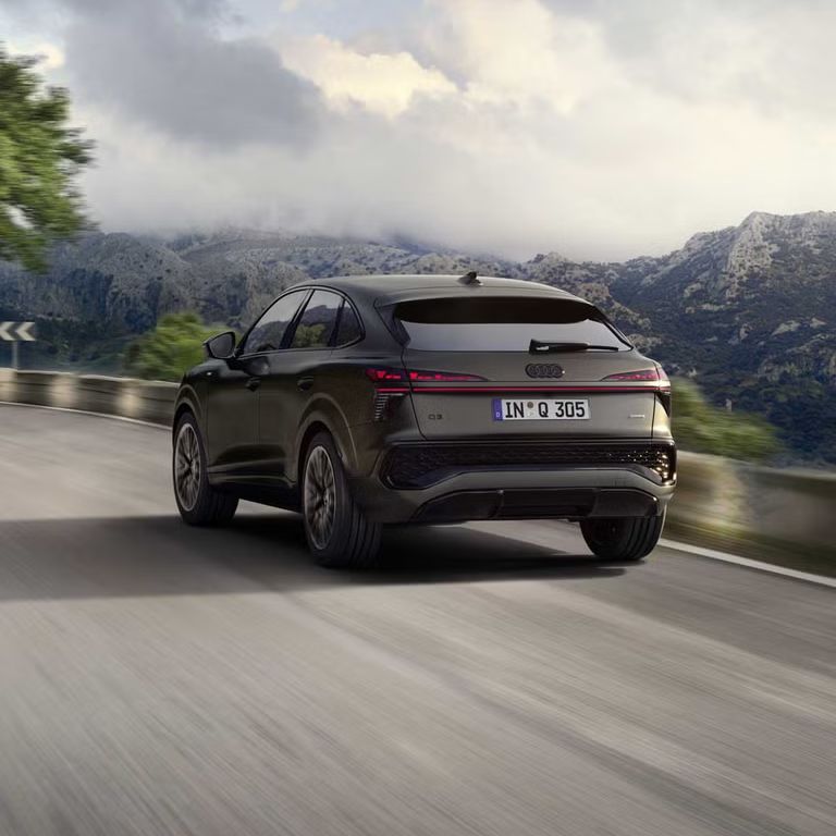 Dynamische Fahraufnahme eines Audi Q3 Sportback in bergiger Landschaft