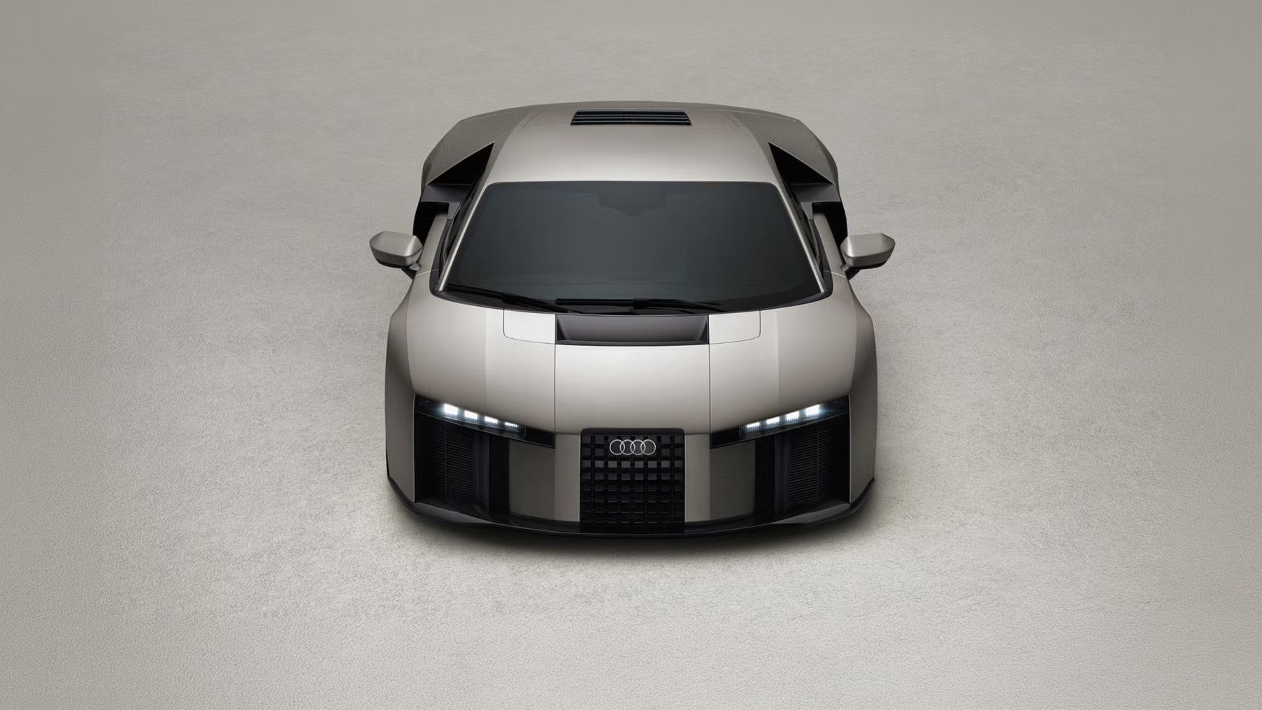 Frontansicht des Audi Nuvolari Hybrid-Supersportwagens in der neuen Farbe Titanium.