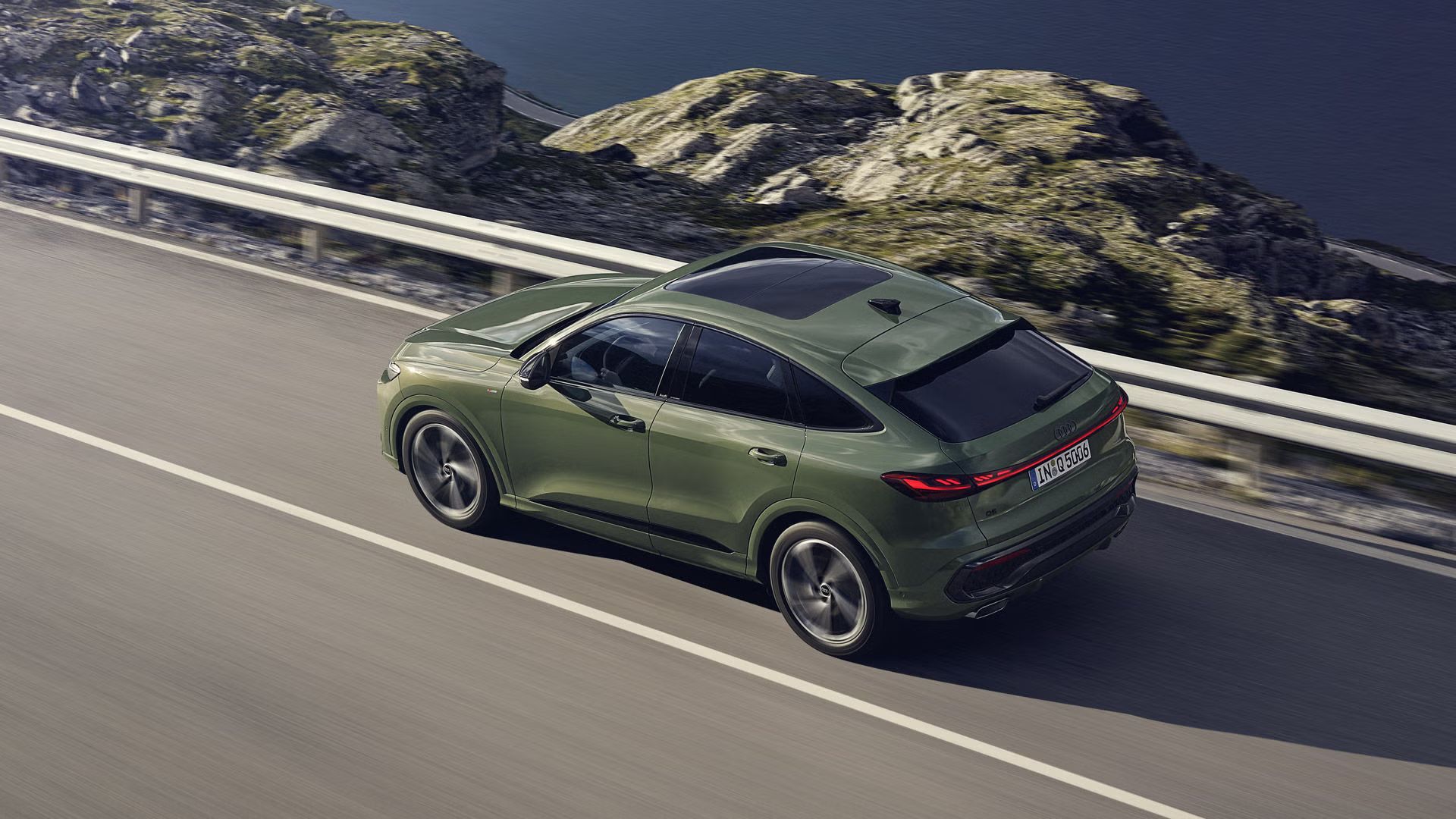 Dynamische Ansicht des Audi Q5 Sportback von oben