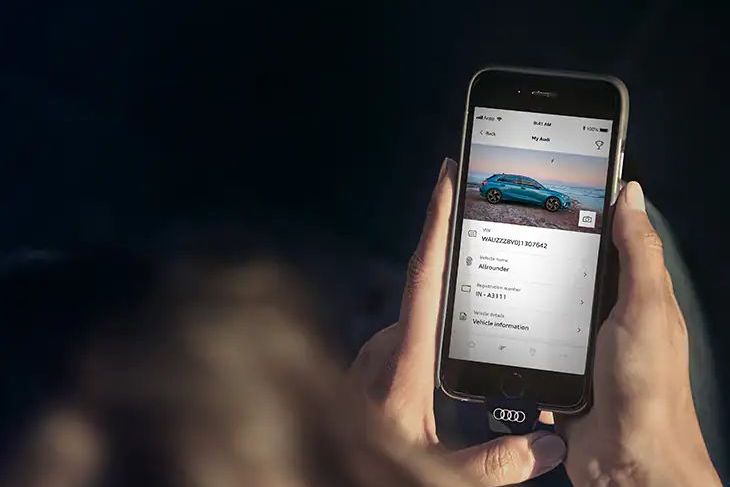 Eine Frau betrachtet ihre plug and play App am Handy