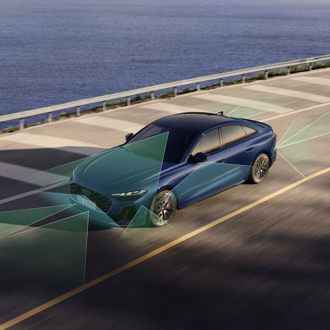 Die S5 Limousine von schräg oben. Vom Heck und der Front aus unterteilen grüne und blaue Vektoren die Flächen hinter, neben und vor dem Fahrzeug. 