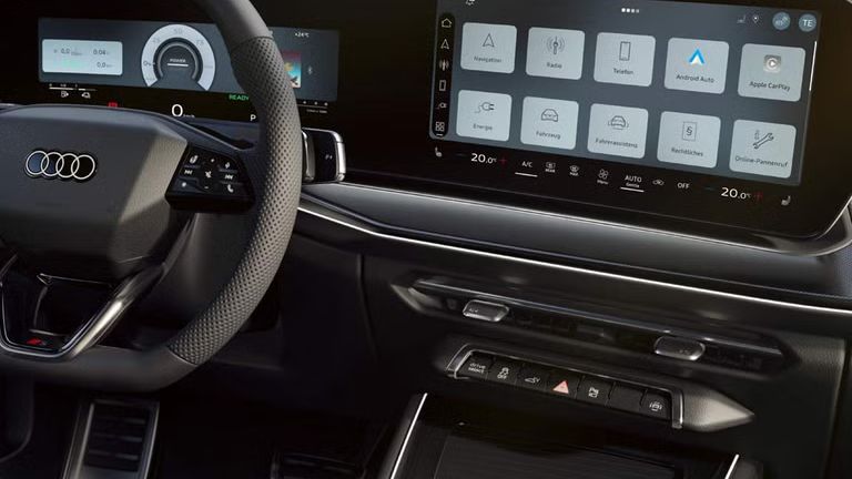 Das Cockpit des Q3 SUV e-hybrid mit Fokus auf die Fahrerarmatur und das Panoramadisplay.