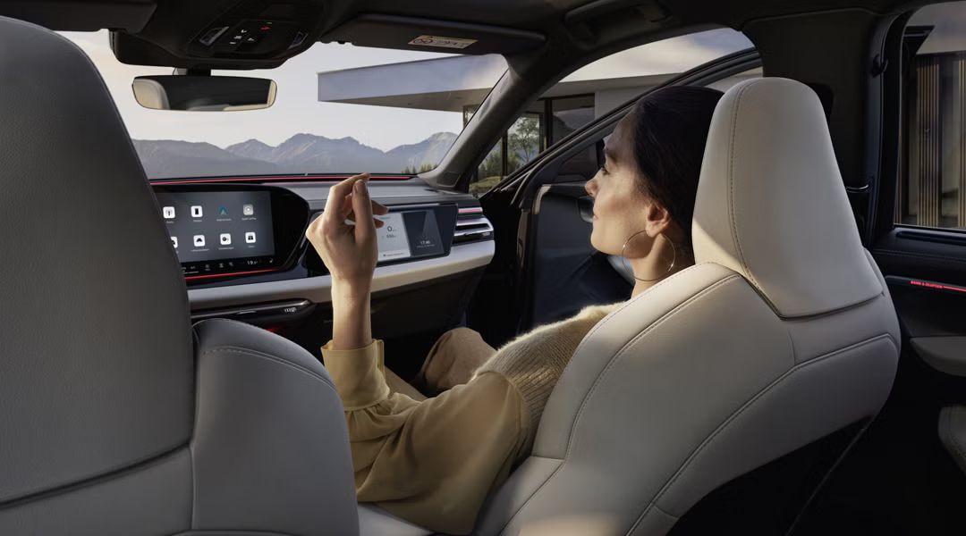 Eine Frau sitzt auf dem Beifahrersitz eines Audi Fahrzeugs