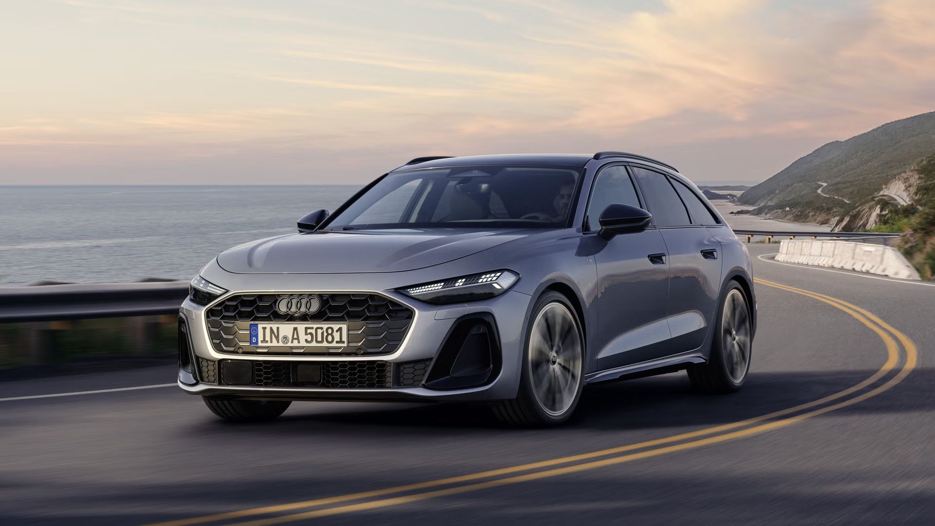 Seitliche Frontansicht eines grauen Audi A5 Avant