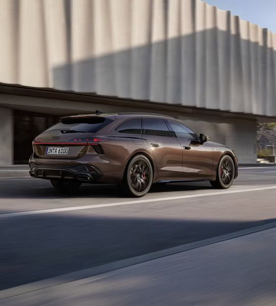 Seitliche Heckansicht des Audi A6 Avant