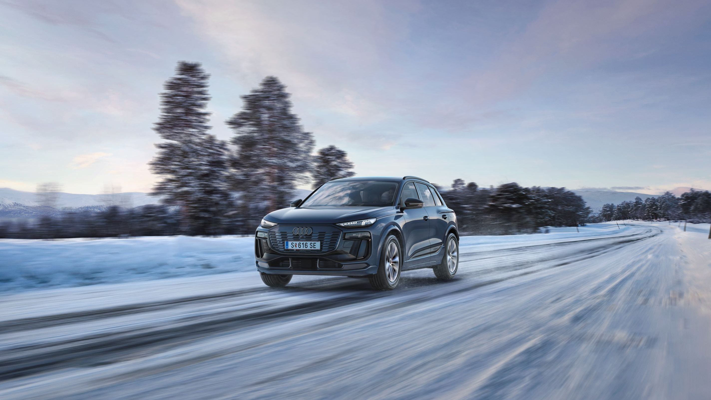 Ein Audi Q6 auf einer winterlichen Straße in voller Fahrt