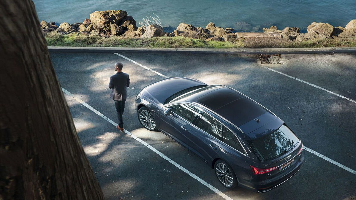 Audi parkt an Küste Mann geht daneben