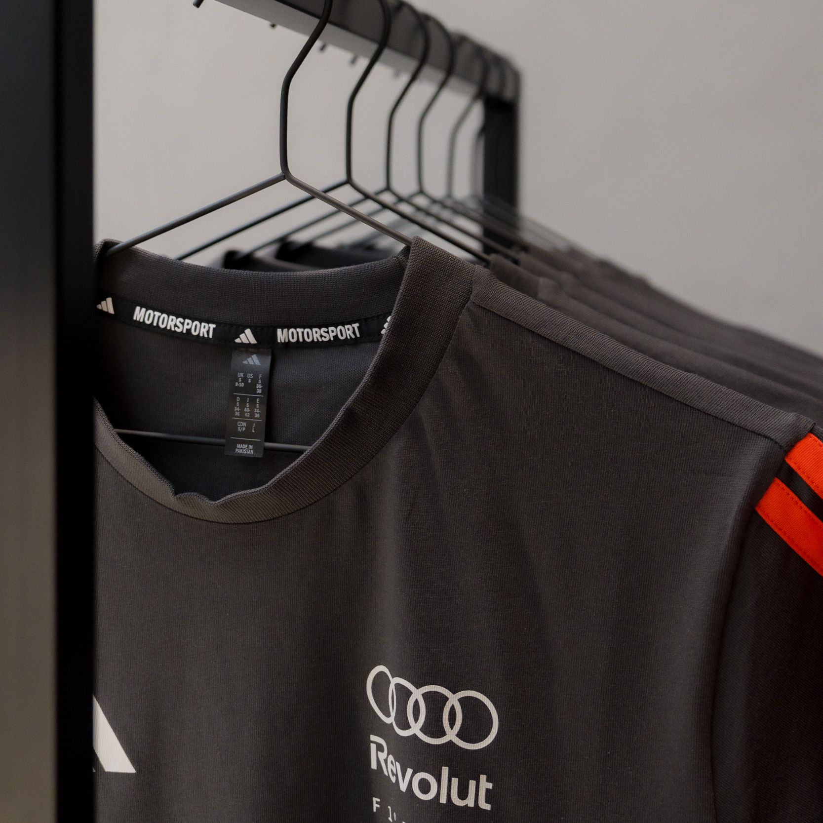 Mehrere Audi F1-Shirts von Adidas