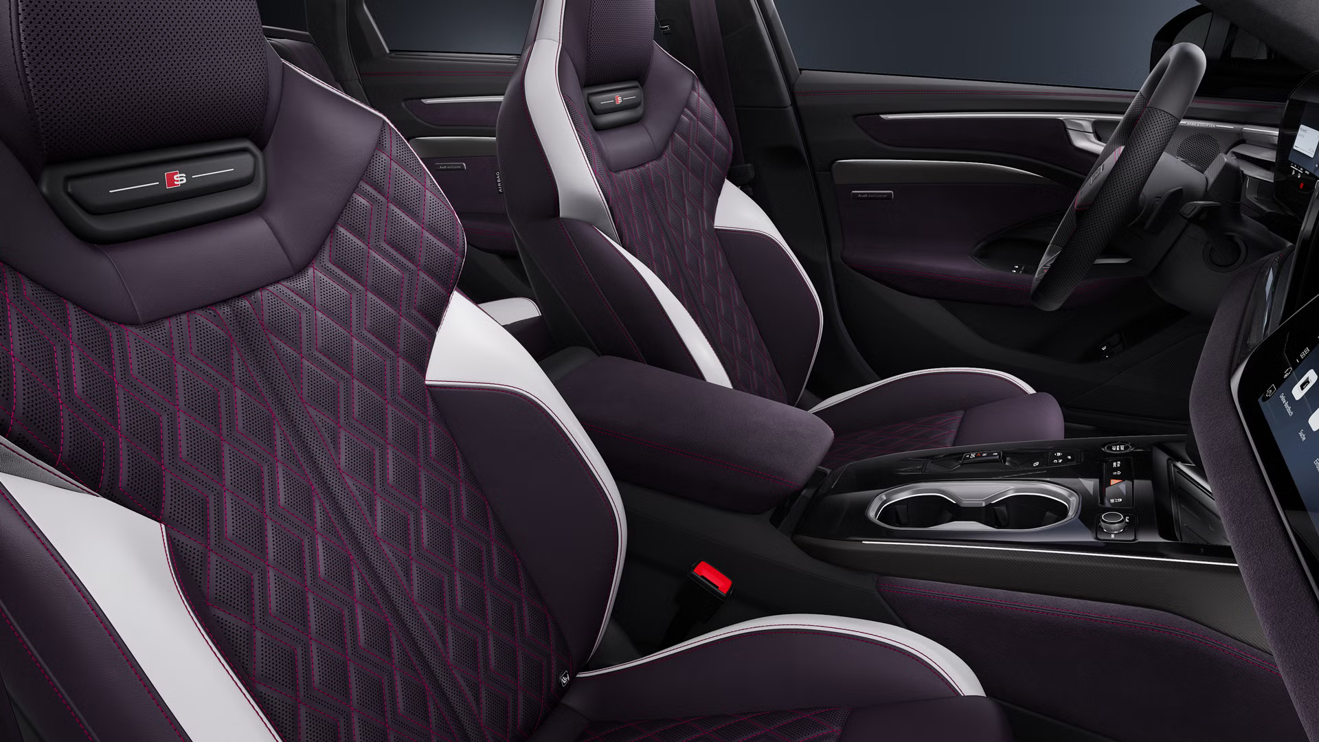 Blick von der Beifahrerseite auf das Cockpit des Audi A6 allroad mit Fokus auf die Sportsitze in Leder-Kombination schwarz/mandelbeige und Kontrastnähten in Leuchtorange.