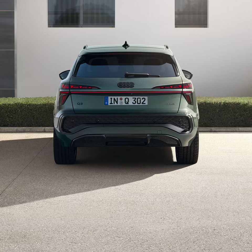 Audi Q3 SUV vor einer Hauswand von hinten, am Parken