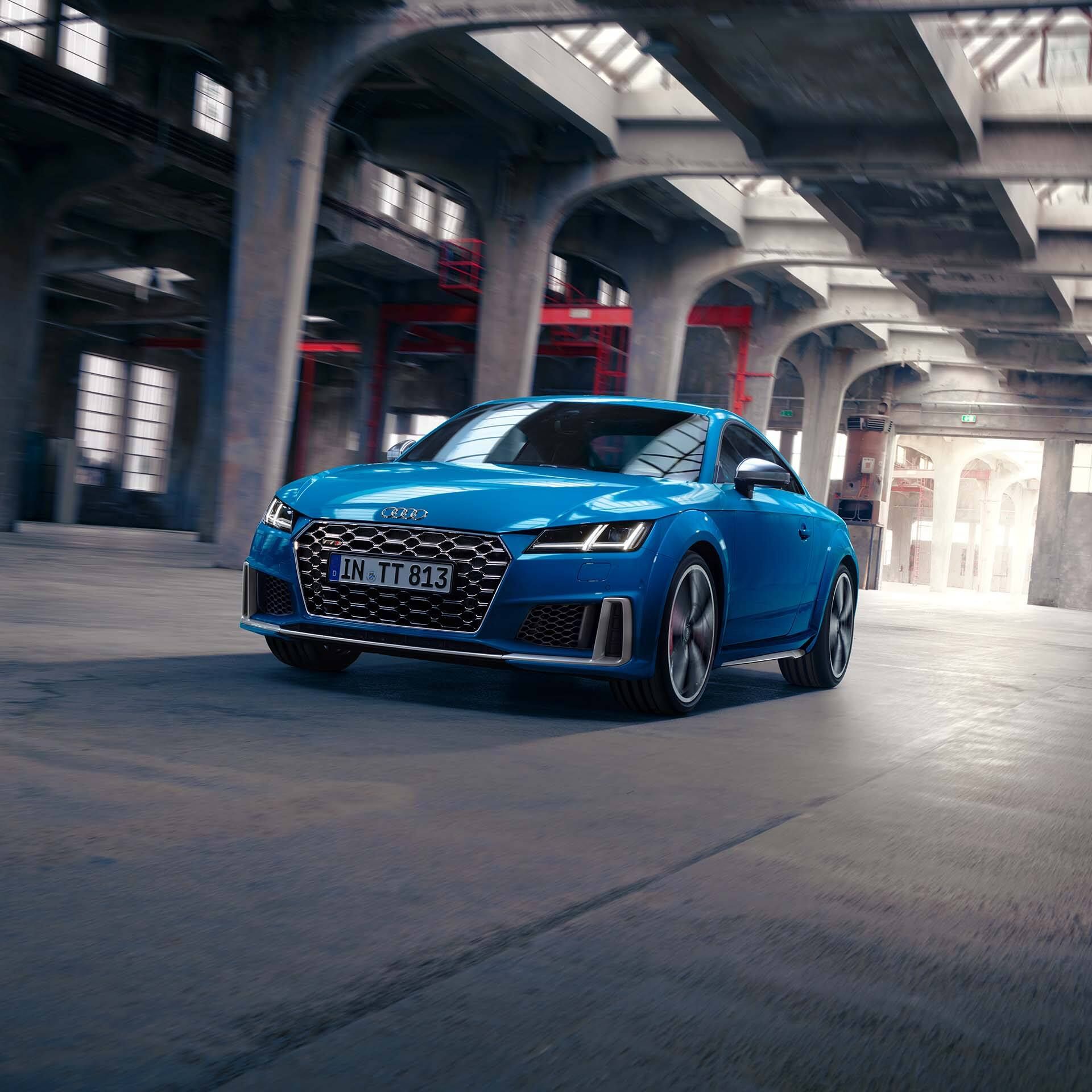 Audi TTS Coupé fährt durch eine Halle
